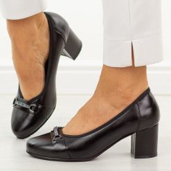 Czarne skórzane czółenka damskie Cambell 19450. Czarne czółenka damskie Cambell, na jesień, bez wzorów, ze skóry, eleganckie, z okrągłym noskiem, bez obcasa, na słupku, bez zapięcia. Za 219.00 zł.