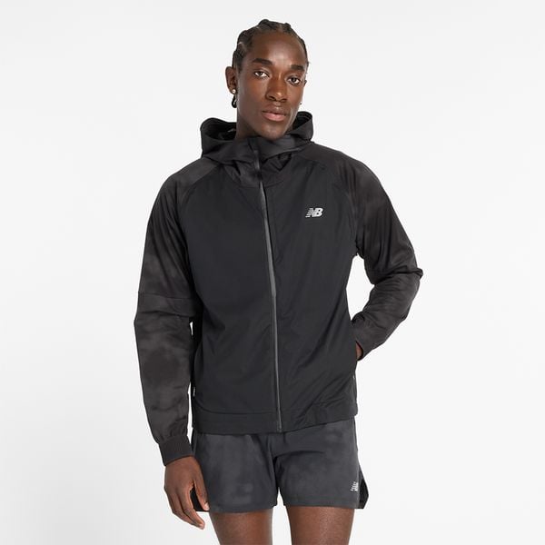 Kurtka męska New Balance MJ43514ACK – czarna. Czarne kurtki męskie New Balance, m, bez wzorów, z materiału, z kapturem. Za 449.99 zł.