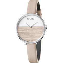 Calvin Klein Rise Zegarek Brązowy. Brązowe zegarki damskie Calvin Klein, z materiału, metalowe. Za 917.95 zł.