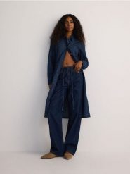 Jeansy wide leg z wiązaniem - granatowy. Niebieskie jeansy damskie Reserved, bez wzorów, z bawełny. W wyprzedaży za 99.99 zł.