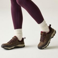 Damskie buty Blake Low. Brązowe obuwie trekkingowe damskie Regatta, z poliesteru, bez zapięcia. W wyprzedaży za 453.05 zł.