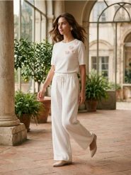 Wiskozowy sweter z aplikacjami 3D - kremowy. Białe swetry nierozpinane damskie Sinsay, l, z aplikacjami, z wiskozy, bez kołnierzyka, bez ramiączek. Za 39.99 zł.