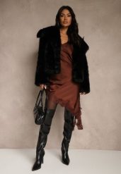 Brązowa Satynowa Sukienka Asymetryczna z Koronką Monoria. Brązowe sukienki damskie Renee, l, z aplikacjami, z koronki, z asymetrycznym kołnierzem, bez ramiączek, midi, asymetryczne. Za 129.99 zł.