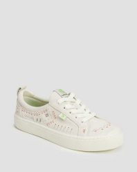 Trampki ze skóry zamszowej Cariuma OCA Suede Smoke White Embroidered. Białe trampki i tenisówki damskie CARIUMA, bez wzorów, z gumy, bez zapięcia. Za 659.99 zł.