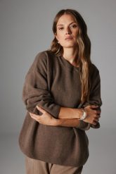 WEŁNIANY SWETER BOBBY BRĄZOWY One size - Flawless. Brązowe swetry nierozpinane damskie Flawless, bez wzorów, z dzianiny, eleganckie, bez kołnierzyka, bez ramiączek. Za 798.00 zł.
