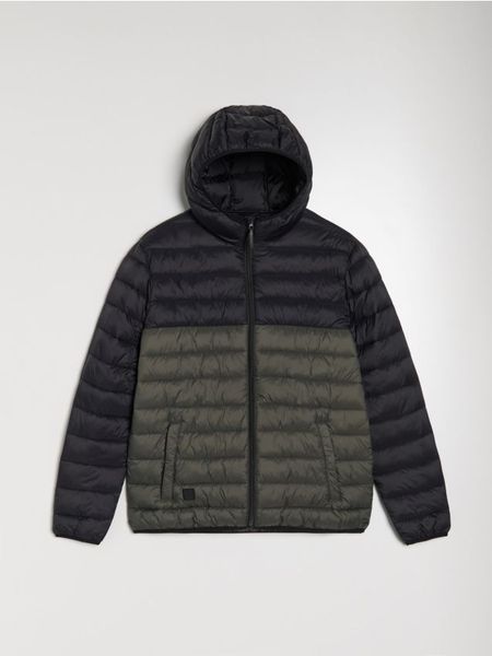 Pikowana kurtka puffer z kapturem - khaki. Brązowe kurtki męskie Sinsay, l, bez wzorów, z kapturem. Za 89.99 zł.
