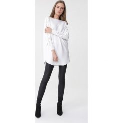 Biały Sweter Harlow. Białe swetry nierozpinane damskie Born2be, l, z aplikacjami, z koronki, bez kołnierzyka, bez ramiączek. Za 89.99 zł.