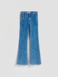 Jeansy flare z wysokim stanem - niebieski. Niebieskie jeansy damskie Reserved, bez wzorów, z bawełny, z podwyższonym stanem. Za 139.99 zł.