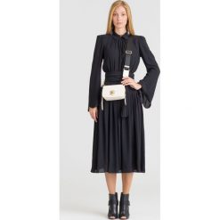 CZARNA SUKIENKA ELISABETTA FRANCHI. Czarne sukienki damskie Elisabetta Franchi, na imprezę, z aplikacjami, bez kołnierzyka, bez ramiączek, midi, rozkloszowane. Za 749.50 zł.