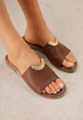 Ciemnobrązowe Klapki VICES z Biżuteryjnym Detalem w Kształcie Łuku Himemelle. Brązowe klapki damskie Born2be, z aplikacjami, z jeansu, biznesowe, bez obcasa, na płaskiej podeszwie, bez zapięcia. Za 79.99 zł.