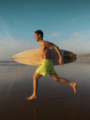 4F Spodenki plażowe boardshorty z filtrem UPF50+ męskie - zielone S. Zielone szorty męskie 4F, bez wzorów, z materiału, wakacyjne. Za 129.99 zł.