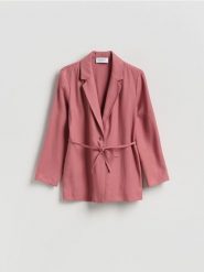 Marynarka z wiązaniem - brudny róż. Czerwone marynarki i żakiety damskie Reserved, bez wzorów, z tkaniny, bez kołnierzyka, bez ramiączek. Za 179.99 zł.