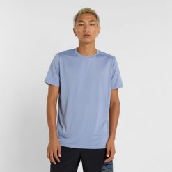 Koszulka męska New Balance MT41222DUS – niebieska. Niebieskie koszulki sportowe męskie New Balance, m, bez wzorów, z materiału, bez ramiączek, do biegania. Za 99.99 zł.