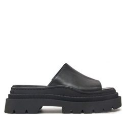 Klapki Michael Kors. Czarne klapki damskie Michael Kors, bez wzorów, bez obcasa, bez zapięcia. Za 749.99 zł.