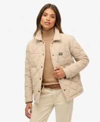 Superdry Pikowana kurtka Quilted Chore Liner – Humus Beige. Brązowe kurtki męskie Superdry, z aplikacjami, z materiału, klasyczne, bez kaptura. Za 348.00 zł.