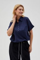 Bluza z kołnierzykiem i krótkimi rękawami granatowa. Bluzy damskie MOODO, l, bez wzorów, z bawełny, bez ramiączek, bez kaptura. Za 99.99 zł.