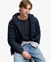 Superdry Pikowana kurtka Hooded Heat Weld z recyklingowanego poliestru – PETROL. Niebieskie kurtki męskie Superdry, m, bez wzorów, z materiału, z kapturem. Za 647.05 zł.