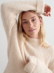 Damski sweter z mieszanki alpaki, przewiewny, luźny Alpaca Knit Sweater beżowy. Białe swetry nierozpinane damskie Aim'n, l, bez wzorów, z elastanu, bez kołnierzyka, bez ramiączek. Za 551.00 zł.