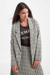 Marynarka w kratę ARMANI EXCHANGE. Marynarki i żakiety damskie Armani Exchange, bez wzorów, bez kołnierzyka, bez ramiączek. W wyprzedaży za 660.87 zł.