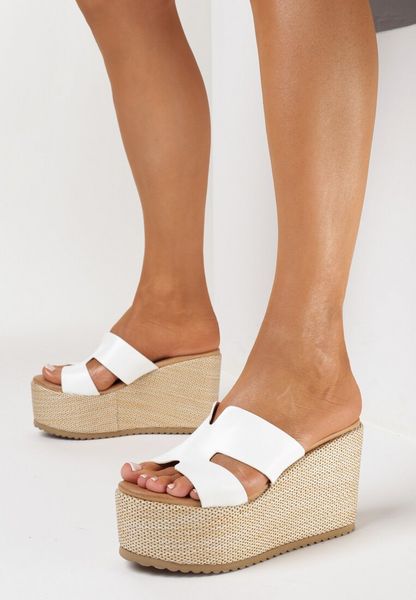 Białe Klapki na Wysokim Koturnie z Platformą z Ozdobną Plecionką Narsie. Białe klapki damskie Born2be, w ażurowe wzory, z jeansu, bez obcasa, na koturnie, bez zapięcia. Za 99.99 zł.