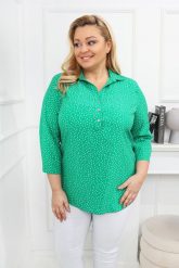 Elegancka zielona koszula w białe kropki z kołnierzem PLUS SIZE XXL. Białe koszulki sportowe damskie Nasi partnerzy, plus size, bez wzorów, z poliesteru, bez ramiączek. Za 199.90 zł.