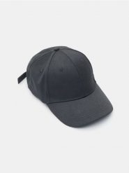 Bawełniana czapka z daszkiem - czarny. Czarne czapki damskie Sinsay, bez wzorów, z bawełny. Za 9.99 zł.