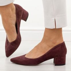 Śliwkowe zamsz skórzane Polskie czółenka damskie na obcasie Prestige 2235/obl. Fioletowe czółenka damskie Prestige, na jesień, bez wzorów, ze skóry, biznesowe, bez obcasa, na obcasie, bez zapięcia. Za 419.00 zł.