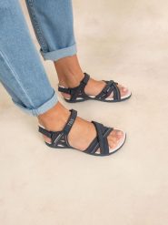 Kobiece sandały na płaskiej podeszwie TBS Trekker. Niebieskie sandały damskie TBS, bez wzorów, bez obcasa, na płaskiej podeszwie, bez zapięcia. Za 244.90 zł.