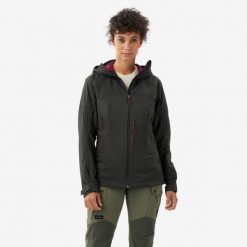 Kurtka turystyczna damska MT900 Softshell. Zielone kurtki sportowe damskie FORCLAZ, s, bez wzorów, z materiału, bez ramiączek, bez kaptura, trekkingowe. Za 349.99 zł.