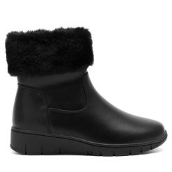 Botki Clara Barson. Czarne botki damskie Clara Barson, bez wzorów, bez obcasa, na płaskiej podeszwie, bez zapięcia. Za 169.99 zł.