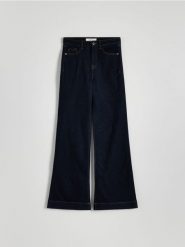 Jeansy flare - granatowy. Niebieskie jeansy damskie Reserved, bez wzorów, z bawełny. W wyprzedaży za 99.99 zł.