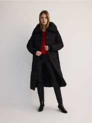 Długi pikowany płaszcz - czarny. Czarne płaszcze damskie Reserved, l, bez wzorów, z tkaniny, bez kołnierzyka, bez kaptura. W wyprzedaży za 139.99 zł.