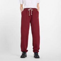 Spodnie damskie New Balance WP41513MHB – bordowe. Czerwone spodnie dresowe damskie New Balance, bez wzorów, z bawełny, klasyczne, z podwyższonym stanem. Za 379.99 zł.