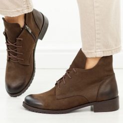Brązowe nub. s86 skórzane Polskie botki damskie Deoni D397C. Brązowe botki damskie Deoni, na jesień, bez wzorów, z jeansu, biznesowe, z okrągłym noskiem, bez obcasa, na płaskiej podeszwie, bez zapięcia. Za 499.00 zł.