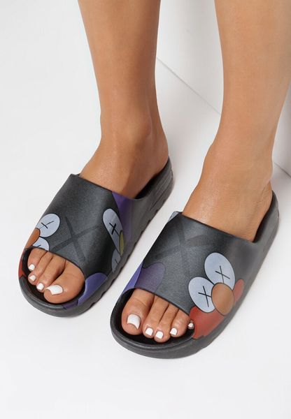 Czarne Klapki Baseope. Czarne klapki damskie Born2be, bez wzorów, z gumy, z okrągłym noskiem, bez obcasa, na płaskiej podeszwie, bez zapięcia. Za 29.99 zł.