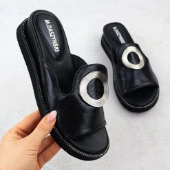 Klapki damskie na niskim koturnie czarne M.Daszyński MR2267-7. Czarne klapki damskie M.Daszyński, bez wzorów, ze skóry ekologicznej, bez obcasa, na koturnie, bez zapięcia. Za 149.99 zł.