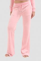 JUICY COUTURE Różowe damskie spodnie dresowe Layla Low Rise. Czerwone spodnie dresowe damskie Juicy Couture, bez wzorów, z dresówki. W wyprzedaży za 347.99 zł.