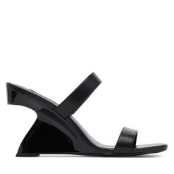Klapki KARL LAGERFELD. Czarne klapki damskie KARL LAGERFELD, bez wzorów, bez obcasa, bez zapięcia. Za 559.99 zł.