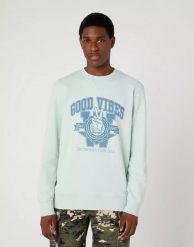 WRANGLER VARSITY MĘSKA BLUZA KLASYCZNA LOGO NADRUK CREW SURF W6G9I3X6U 112331912. Bluzy męskie Wrangler, m, bez wzorów, klasyczne, bez ramiączek, bez kaptura. Za 119.99 zł.