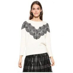 Desigual Sweter damski Jers Saruka 17WWJFA7 1001 (rozmiar XS). Białe swetry nierozpinane damskie Desigual, xs, bez wzorów, bez kołnierzyka, bez ramiączek. W wyprzedaży za 241.00 zł.