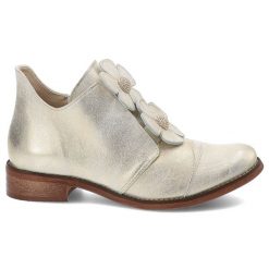 Złote Półbuty Armodo Eleganckie Obuwie Damskie Ze Skóry Naturalnej. Żółte półbuty damskie Armodo, z aplikacjami, ze skóry, eleganckie, bez obcasa, na obcasie, bez zapięcia. Za 519.00 zł.