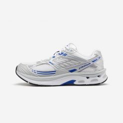Buty sportowe damskie RR2K. Białe obuwie sportowe damskie Decathlon, bez wzorów, z kauczuku, bez zapięcia, trekkingowe. Za 299.99 zł.