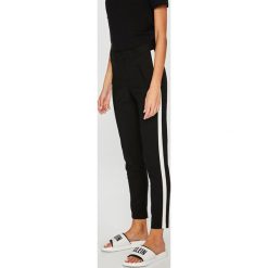Vero Moda - Spodnie. Czarne spodnie materiałowe damskie Vero Moda, bez wzorów, z bawełny, casualowe, z podwyższonym stanem. W wyprzedaży za 119.90 zł.