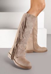 Ciemnobeżowe Kozaki z Imitacji Zamszu w Estetyce Boho Zdobione Frędzlami Vemarose. Brązowe kozaki damskie Renee, z aplikacjami, bez obcasa, na płaskiej podeszwie, bez zapięcia. Za 149.99 zł.
