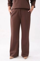 Eleganckie brązowe spodnie Soft Comfort z kieszeniami PLUS SIZE XXL. Brązowe spodnie materiałowe damskie Moda Size Plus Iwanek, bez wzorów, z nylonu, biznesowe, plus size, krótkie. W wyprzedaży za 159.90 zł.