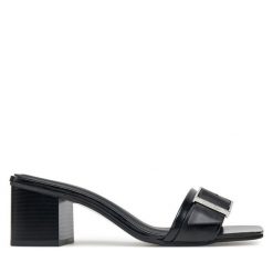 Klapki Calvin Klein. Czarne klapki damskie Calvin Klein, bez wzorów, bez obcasa, bez zapięcia. Za 409.99 zł.