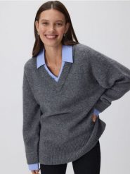 Sweter z koszulowym kołnierzem - szary. Szare swetry nierozpinane damskie Reserved, l, bez wzorów, z dzianiny, bez kołnierzyka, bez ramiączek. Za 149.99 zł.