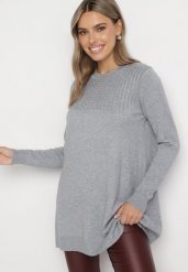 Szary Długi Sweter o Luźnym Fasonie Argaria. Szare swetry nierozpinane damskie Born2be, na jesień, z aplikacjami, bez kołnierzyka, bez ramiączek. Za 74.99 zł.