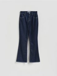 Jeansy flare - granatowy. Niebieskie jeansy damskie Reserved, bez wzorów, z bawełny. Za 129.99 zł.