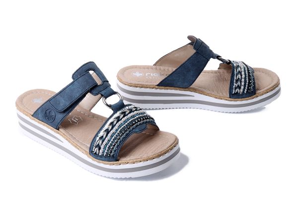 RIEKER V02M6-15 blue, klapki damskie. Niebieskie klapki damskie Rieker, na lato, bez wzorów, bez obcasa, na koturnie, bez zapięcia. Za 319.90 zł.